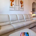 Guesthost - Sea View With Balcony! דירה *